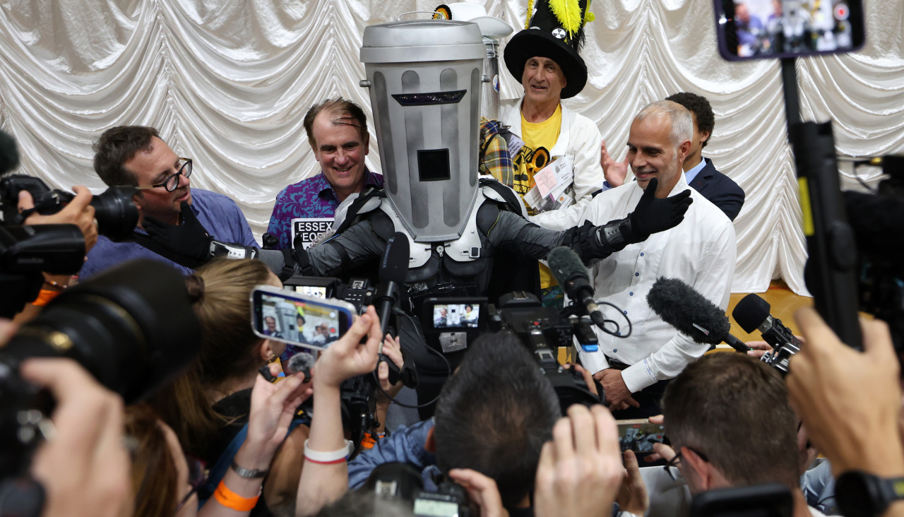 CLACTON-ON-SEA (United Kingdom), 14/08/2026.- Count BinFace celebrates his second place finish with over nine thousand votes following the Clacton by-election count in Clacton-on-Sea, Britain, 14 August 2026. Reform UK leader Nigel Farage was re-elected MP for Clacton with 22, 239 votes. (Reino Unido) EFE/EPA/ANDY RAIN