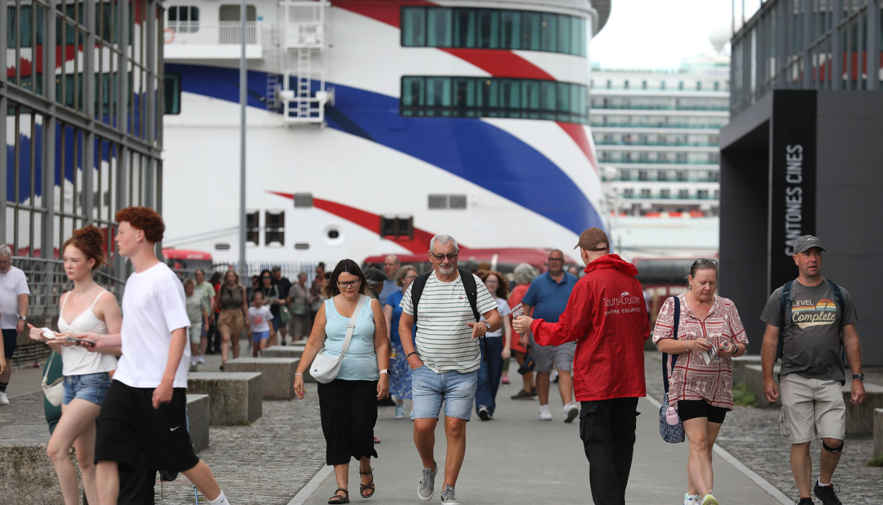 Varios cruceristas salen de un trasatlántico para pasear por A Coruña