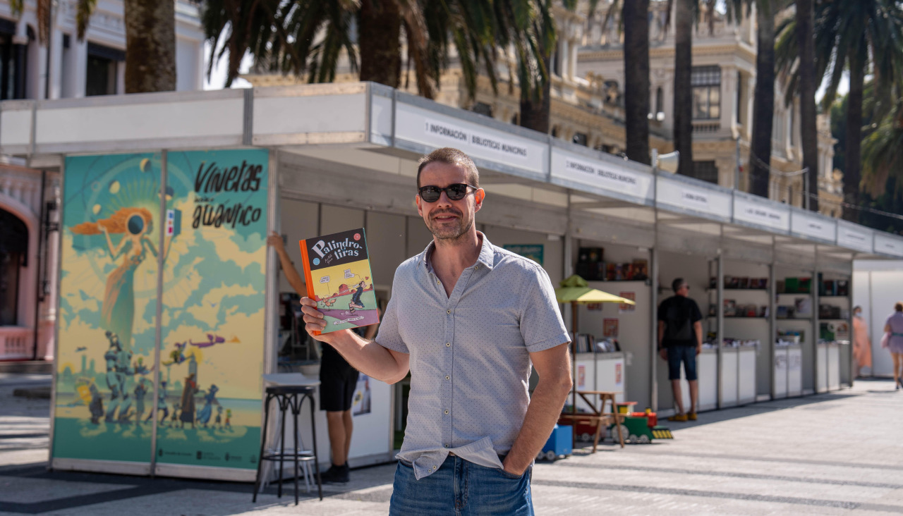 José Pablo García, junto a las casetas de la Rúa BD de Viñetas desde o Atlántico