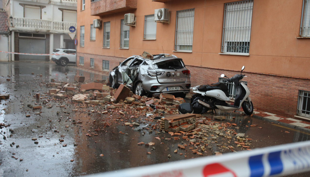 Vista de daños provocados por el terremoto este sábado, en Armilla (Granada)