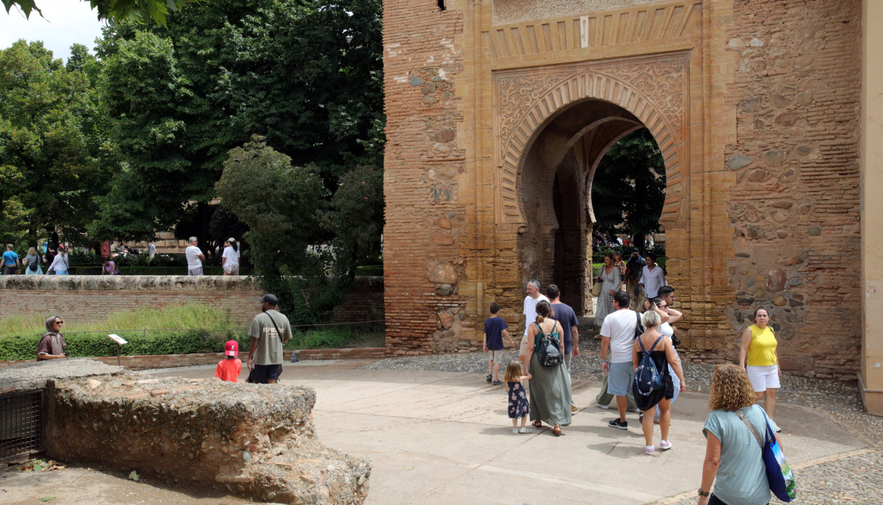 La Alhambra abre al público después de inspeccionar el monumento tras el terremoto