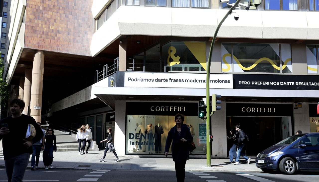 Cortefiel, en una de las esquinas de Juan Flórez