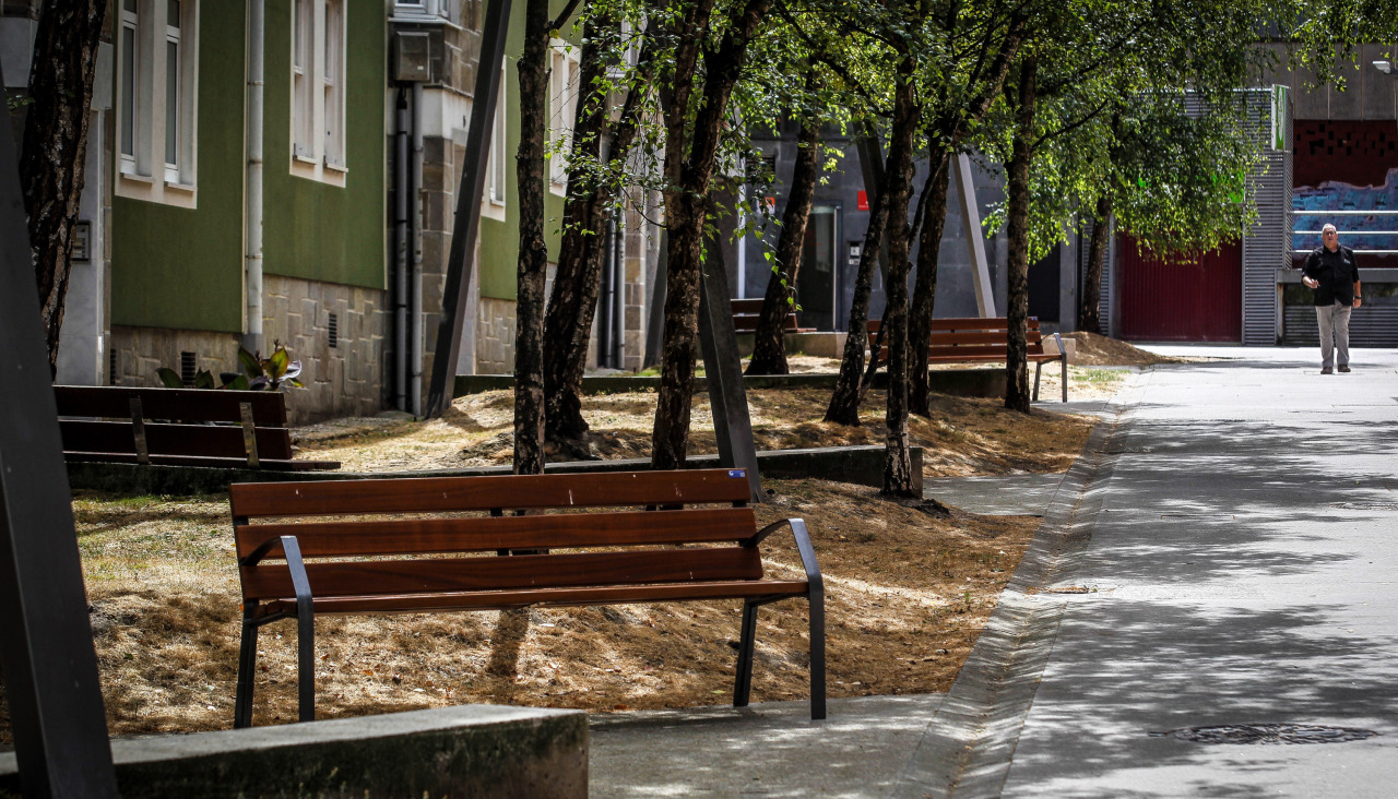 Nuevos bancos de madera en la calle Belén