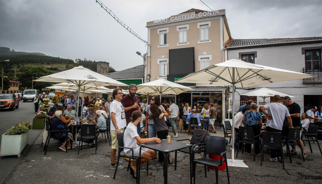 Decenas de personas disfrutan en Castelo