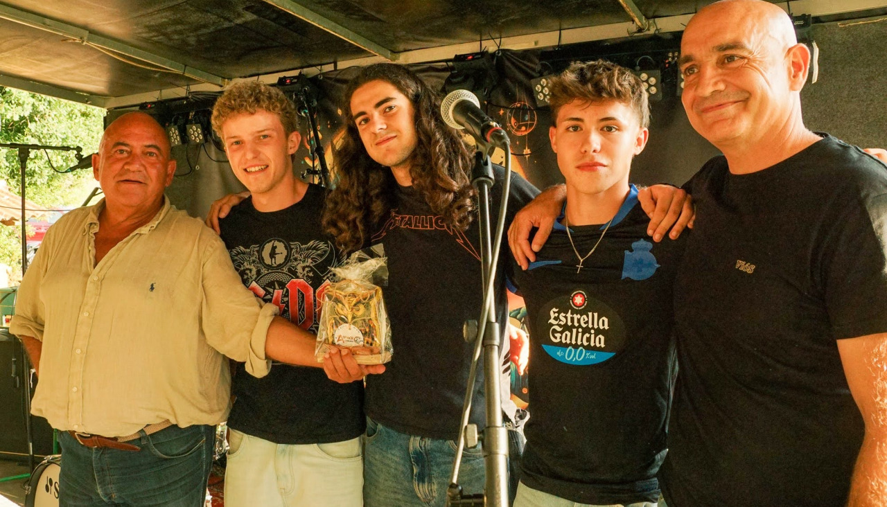 El alcalde abegondés, a la izquierda, entregó obsequios a las bandas participantes