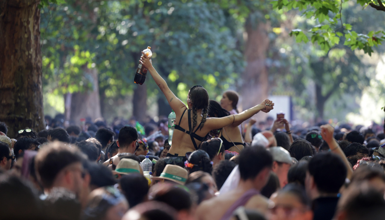Multitud en la primera jira a Os Caneiros este 2026