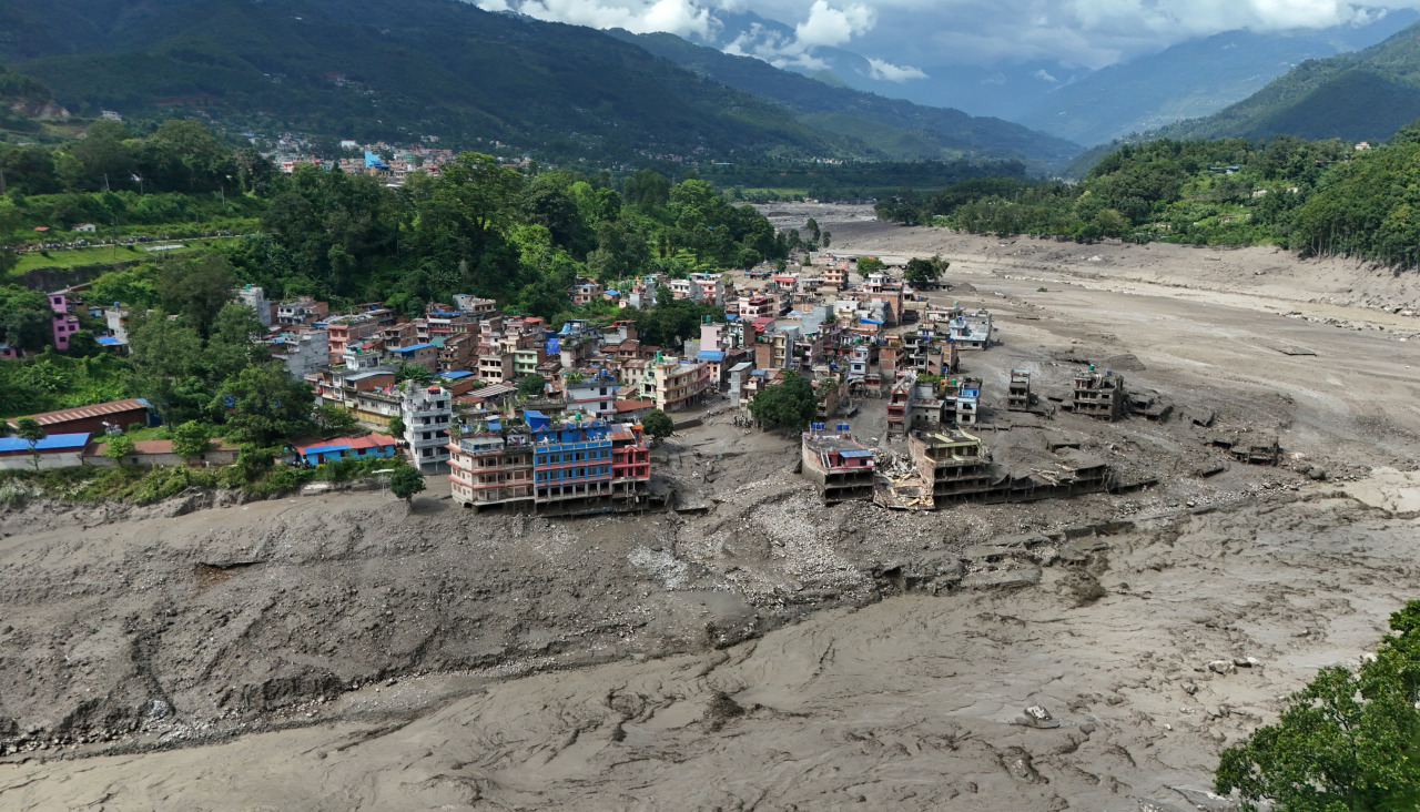 Vista aérea de un grupo de viviendas dañadas en Trishuli Bazar tras una inundación repentina, en Nepal