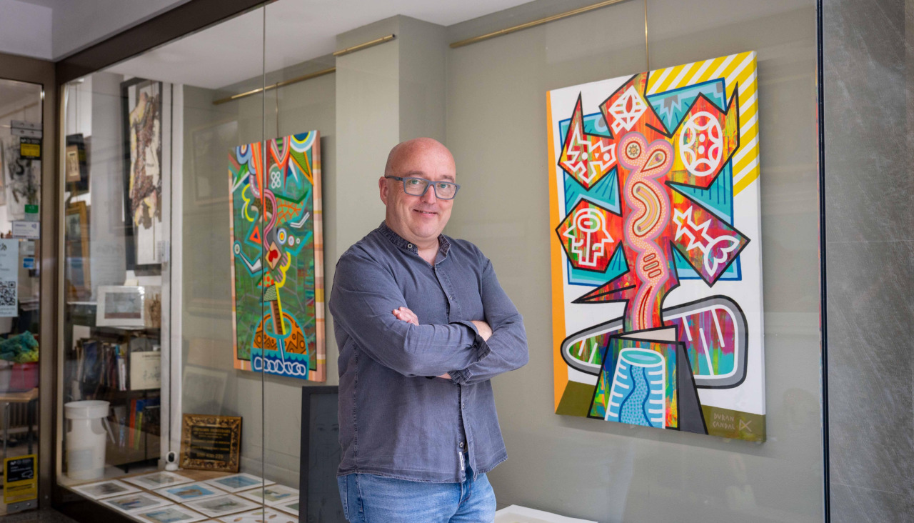 Camilo Chas, frente al escaparate de ArtBy's