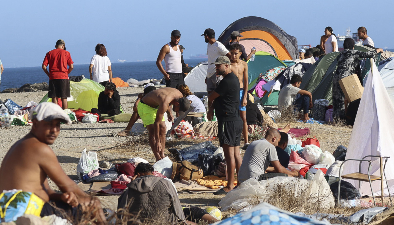 Multitud de migrantes continúan acampados en la playa de El Trampolín este martes