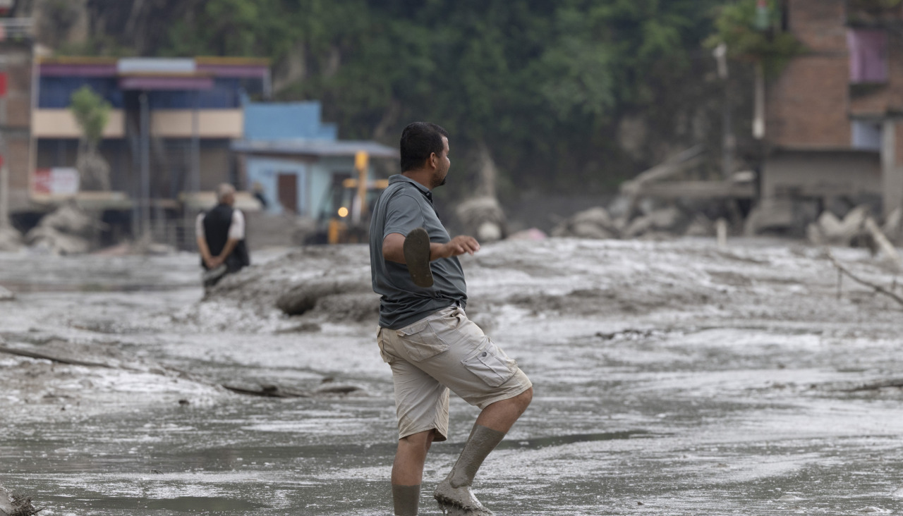 Las aguas de la inundación arrasan Trishuli Bazar tras una riada repentina, en el distrito de Nuwakot, Nepal