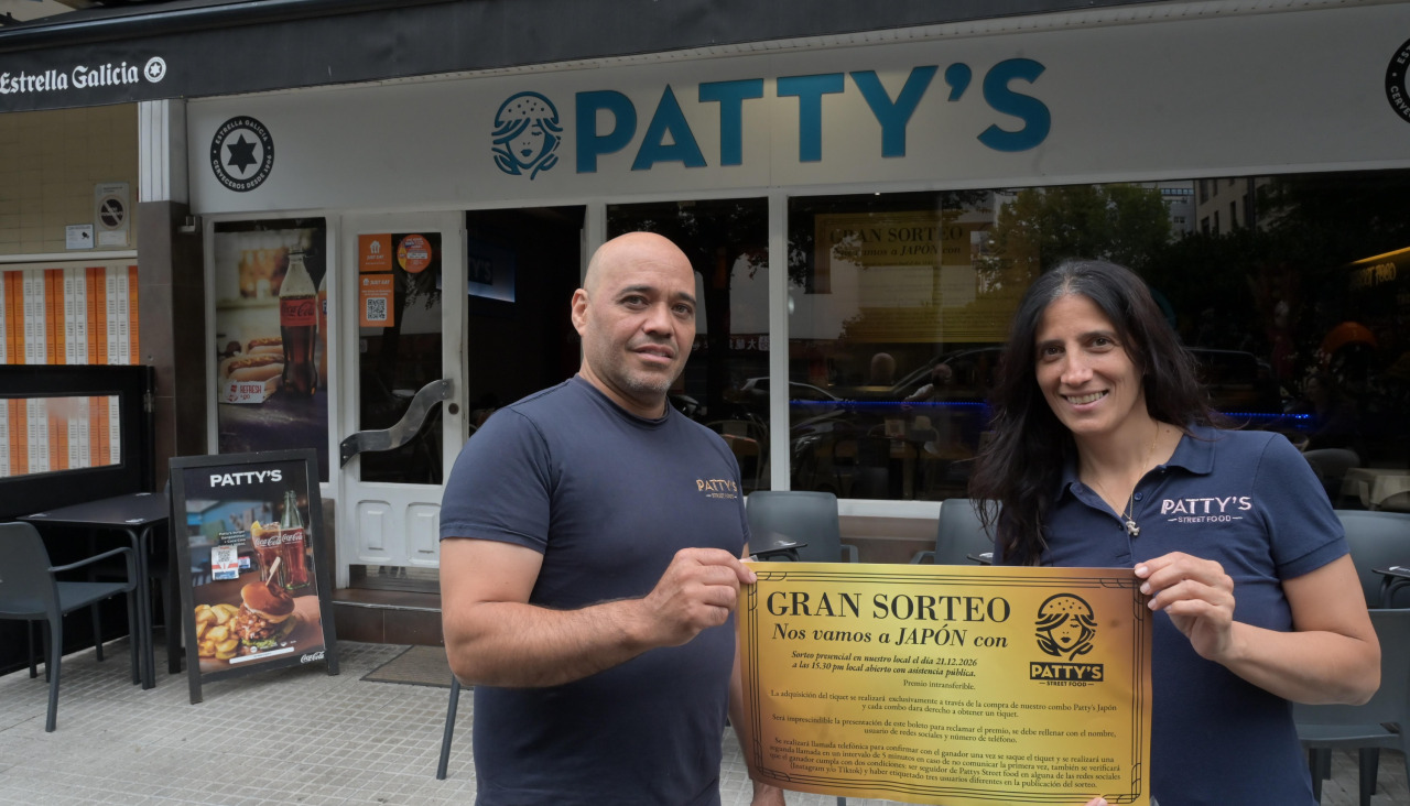 Luis Urgelles y Sibille Bastos, con el ticket del viaje a Japón
