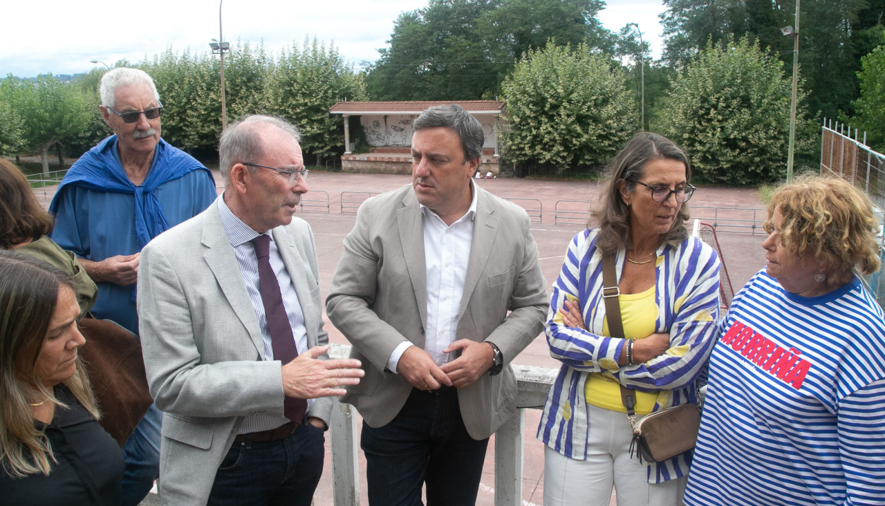 Visita a la polideportiva de Perbes
