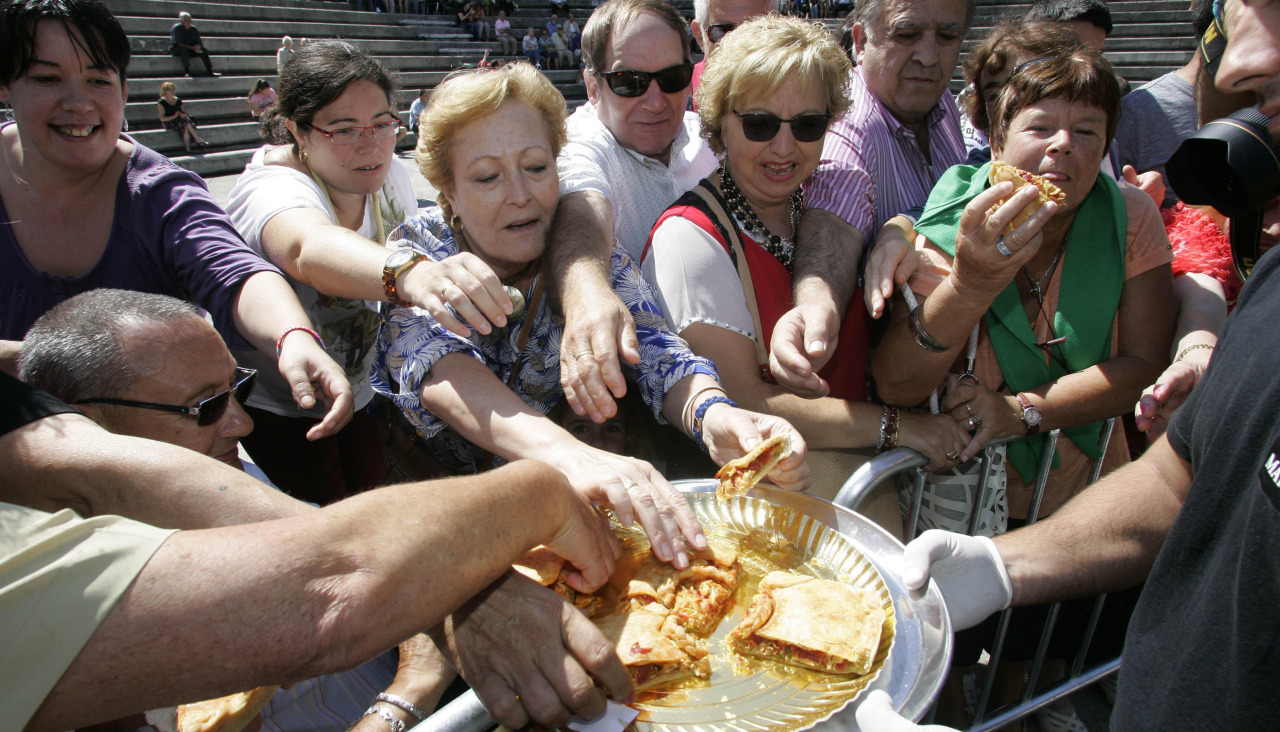 Asistentes degustando las empanadas del concurso del año 2014