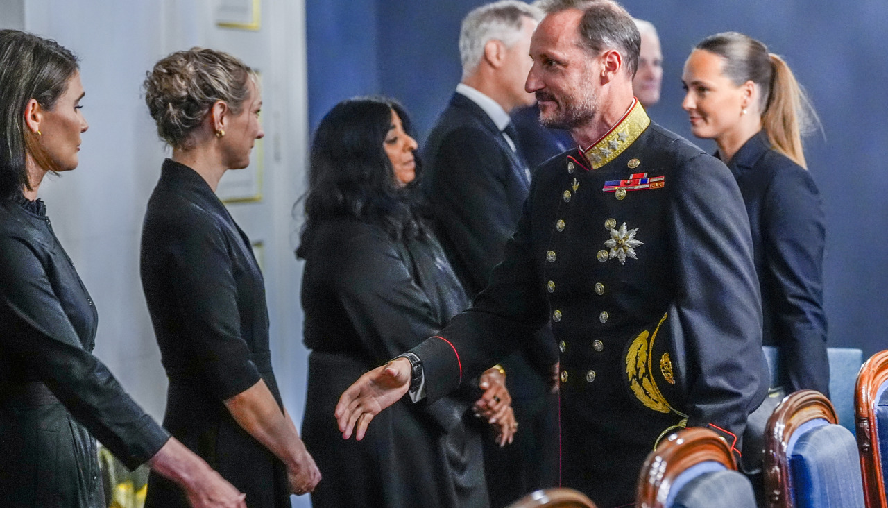 El nuevo rey de Noruega, Haakon VIII (2-D) saluda a los asistentes con ocasión de una reunión extraordinaria del gabinete en el Palacio Real de Oslo, Noruega, este viernes
