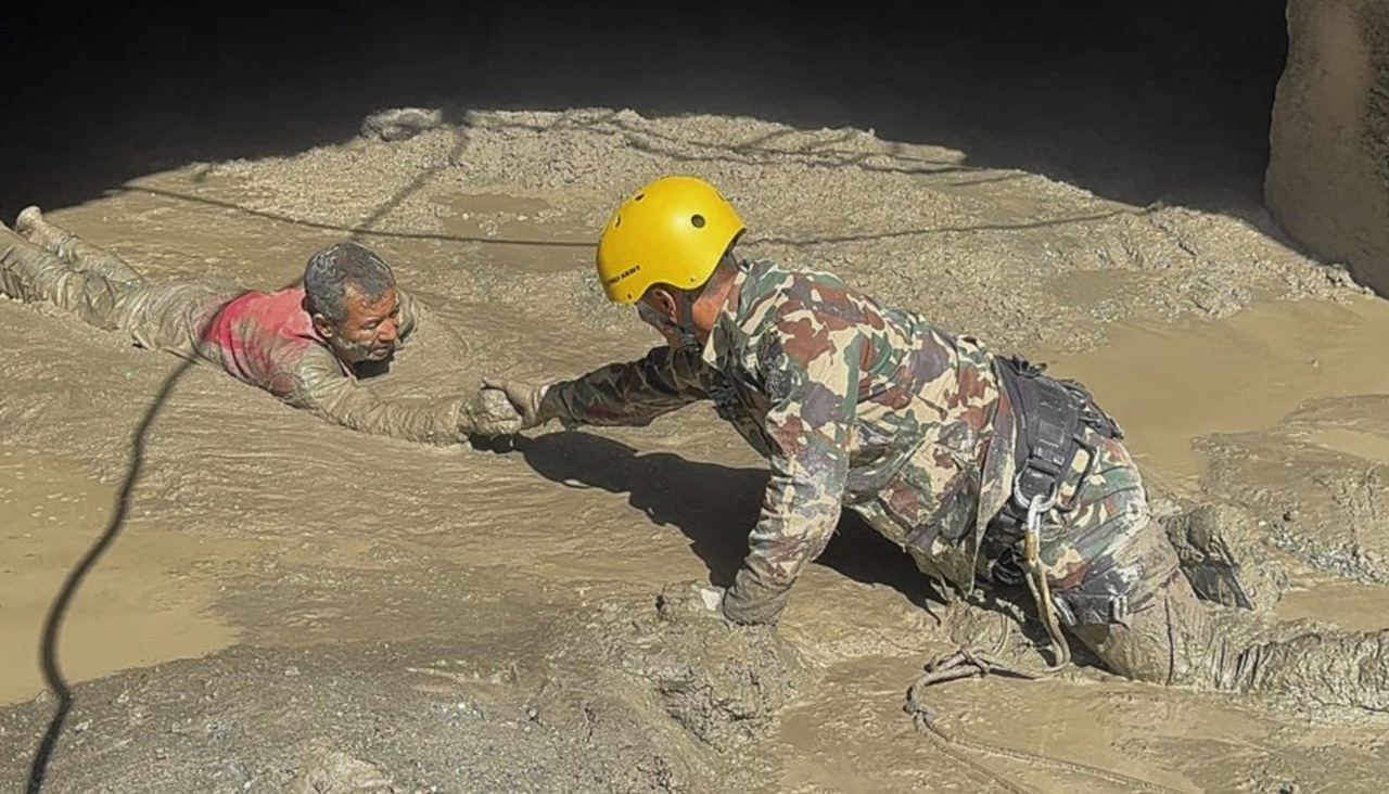 Una foto difundida por el Ejército de Nepal muestra a personal militar rescatando sobrevivientes de un túnel hidroeléctrico tras las inundaciones