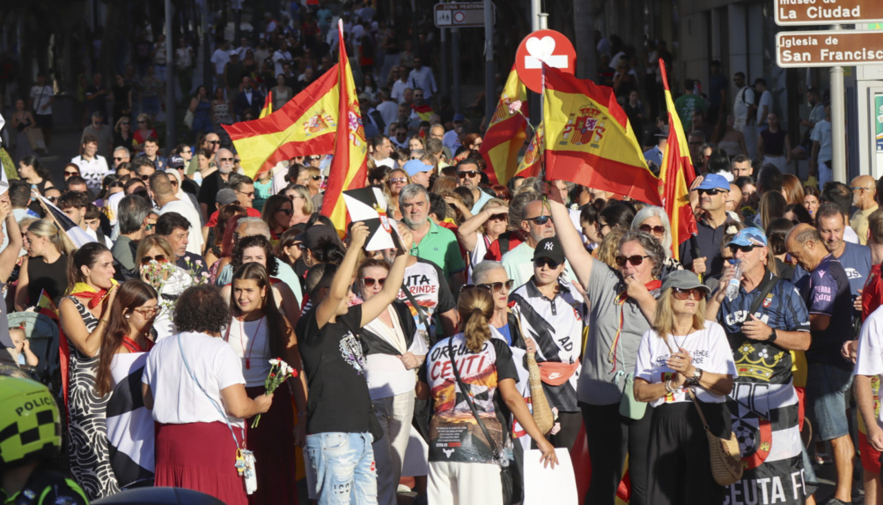 Protestas en las calles de Ceuta contra la crisis migratoria este viernes en la ciudad autónoma. EFE/Reduan