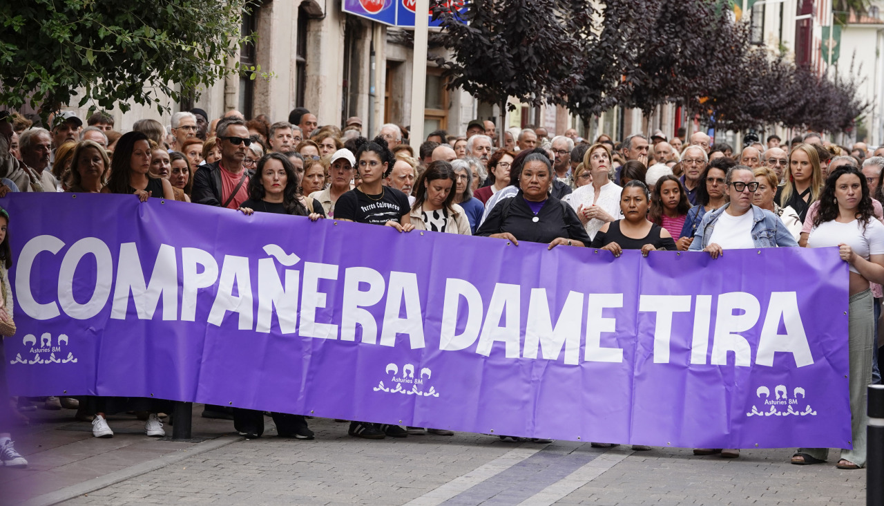 GRAF7281. LLANES (ASTURIAS), 06/08/2026.- Llanes despide este jueves con una concentración silenciosa a su vecina Laura, la guardia civil de 50 años y madre de tres hijos asesinada por su expareja en el cuartel del Instituto Armado en la localidad asturiana. La concentración de Llanes, convocada por las administraciones central, autonómica y local y precedida de minutos de silencio este mediodía ante todos los ayuntamientos asturianos, se ha cerrado con un 'Basta ya' tras congregar a varios centenares de personas. EFE/ Paco Paredes