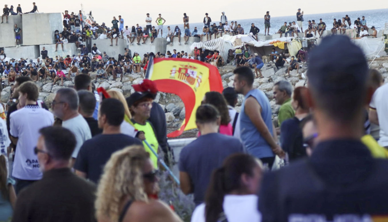 Protestas en Ceuta contra la crisis migratoria este viernes en la playa de El Trampolín