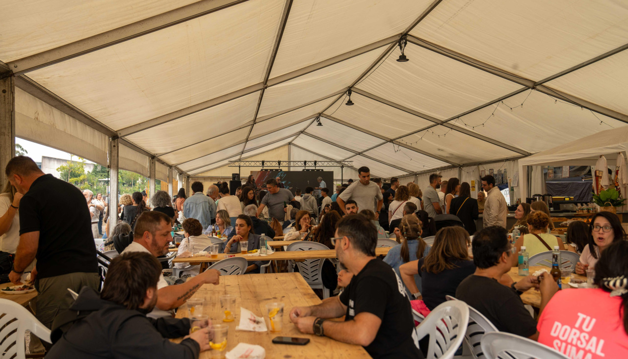 La churrascada popular de las Fiestas de Novo Mesoiro es el plato fuerte de este sábado, en el que también se presenta 13B Versiones Rock, Dj JUANM & Dj Javito y Mártires del Rock & Roll