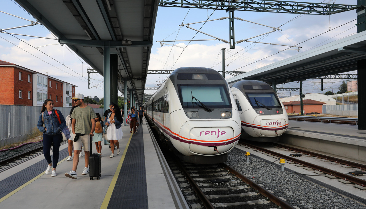 Viajeros, a su llegada a la estación de tren de A Coruña