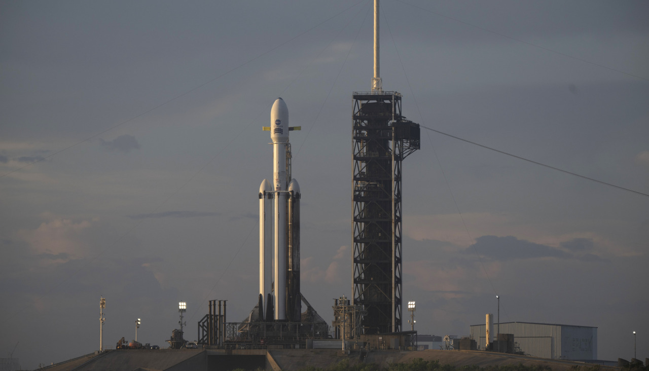 FUna foto distribuida por la NASA muestra el Telescopio Espacial Nancy Grace Roman de la NASA,  en el Complejo de Lanzamiento 39A del Centro Espacial Kennedy de la NASA en Florida, EEUU