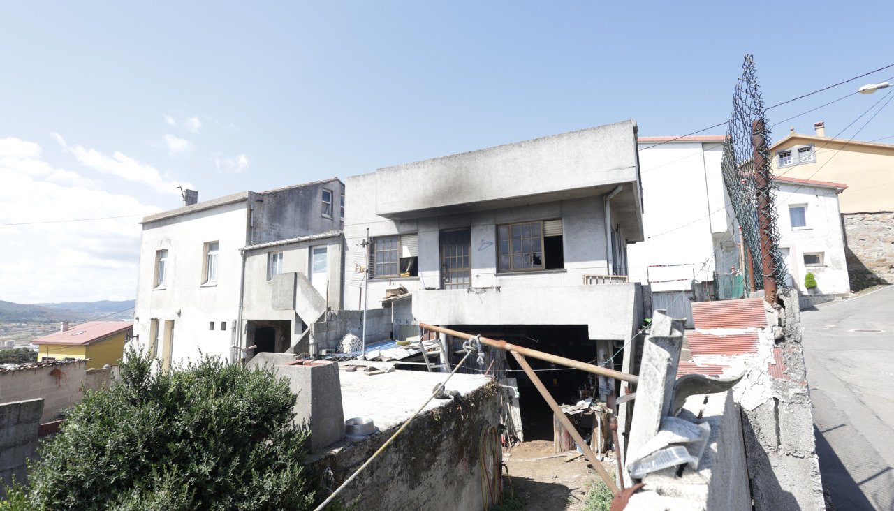 Casa incendiada en Rañobre, Arteixo