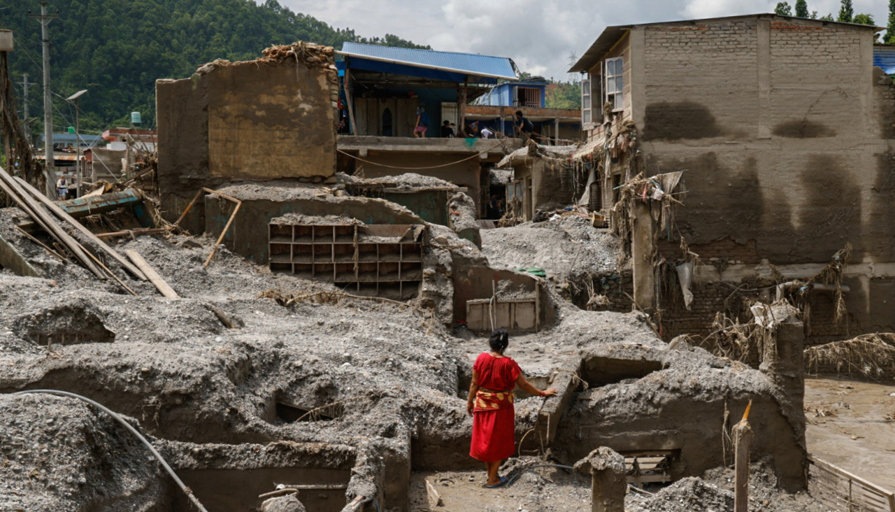 Una residente intenta rescatar algunas cosas tras la riada en Nepal