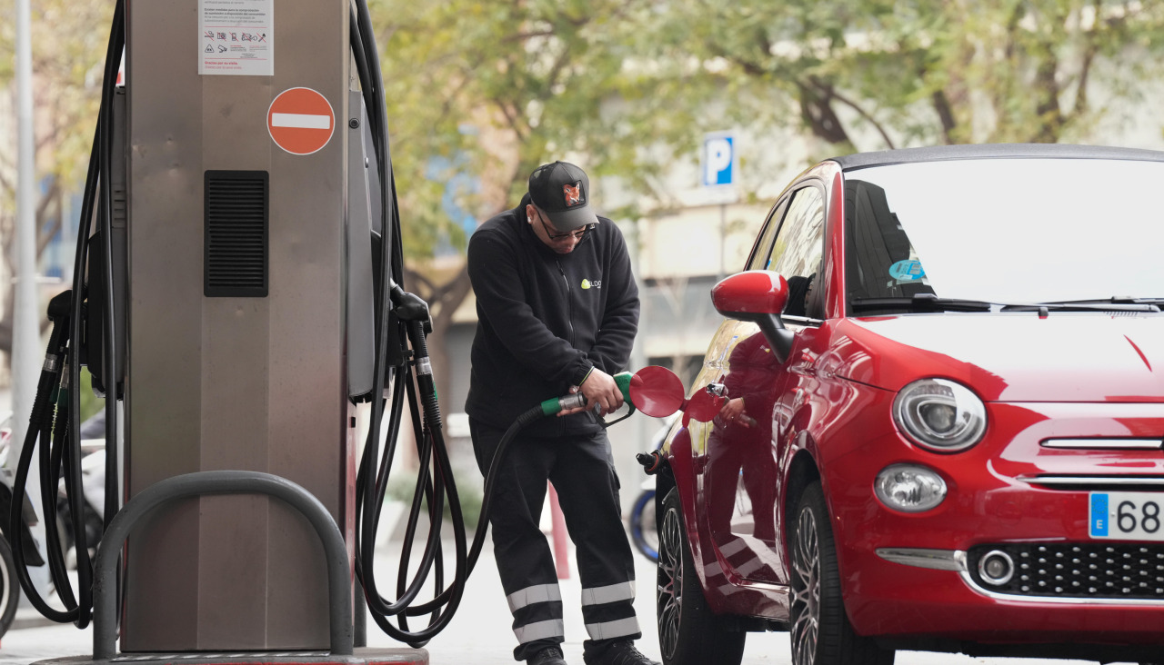 Un operario suministra combustible a un vehículo