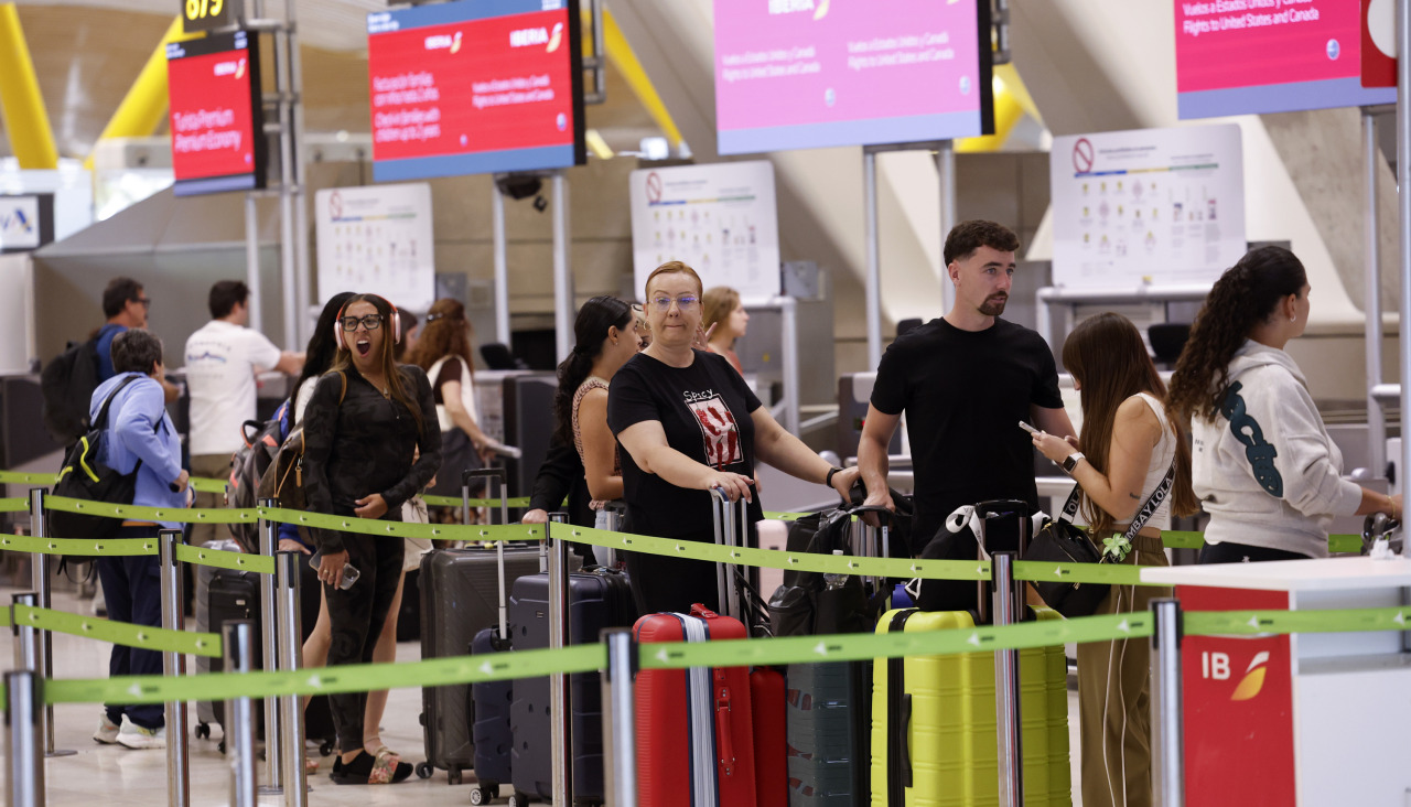 Cientos de pasajeros facturan sus maletas en el aeropuerto de Barajas