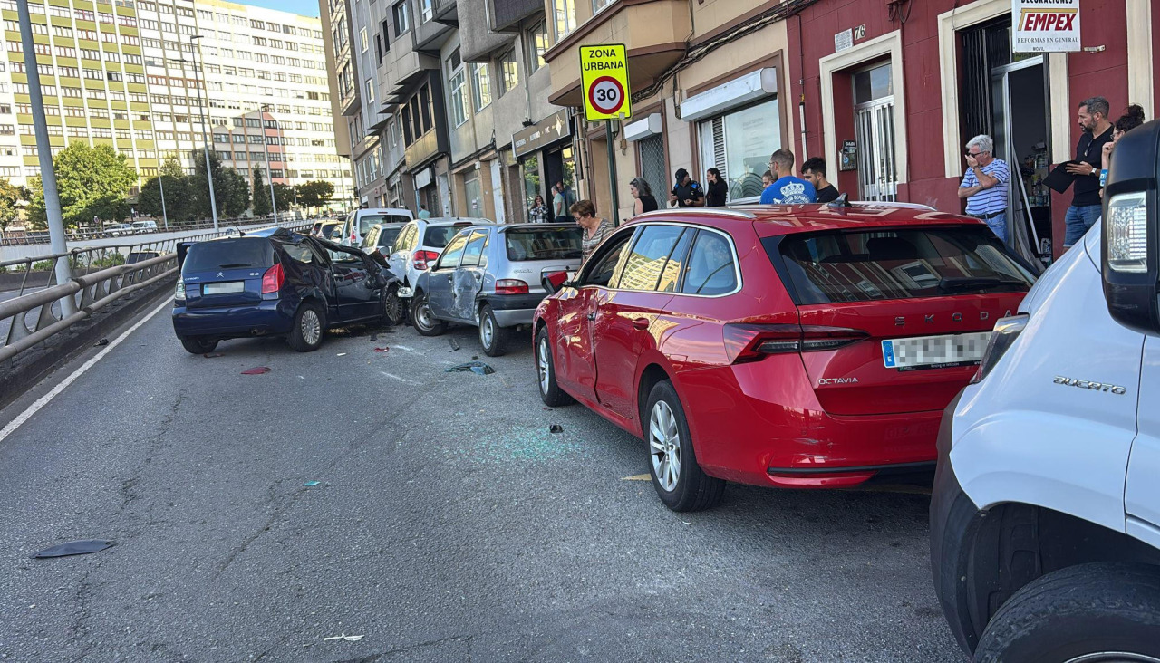 Un coche pierde el control en Os Castros