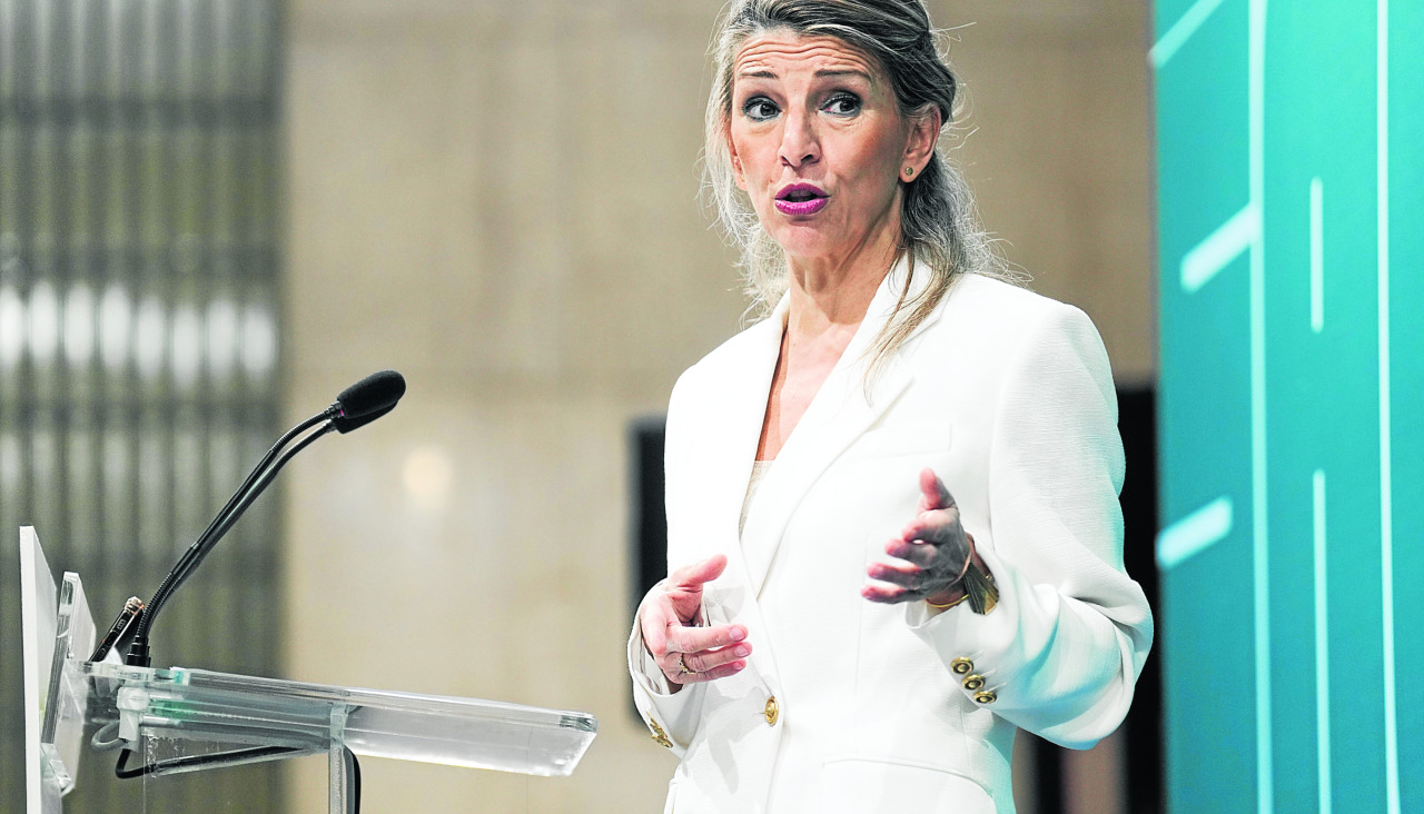 Yolanda Díaz explica la postura del Gobierno sobre la subida del salario mínimo MADRID, 12/12/2025.- La vicepresidenta segunda del Gobierno y ministra de Trabajo y Economía Social, Yolanda Díaz, antes de recibir de manos de Begoña Cueto, el informe de la Comisión Asesora para el Análisis del Salario Mínimo Interprofesional que plantea la subida de esta referencia para el próximo 2026. EFE/Borja Sánchez-Trillo