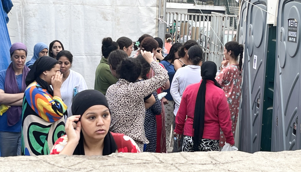 Mujeres y menores a la espera de ser reubicadas en el nuevo centro temporal para inmigrantes en el centro de hípica en Ceuta