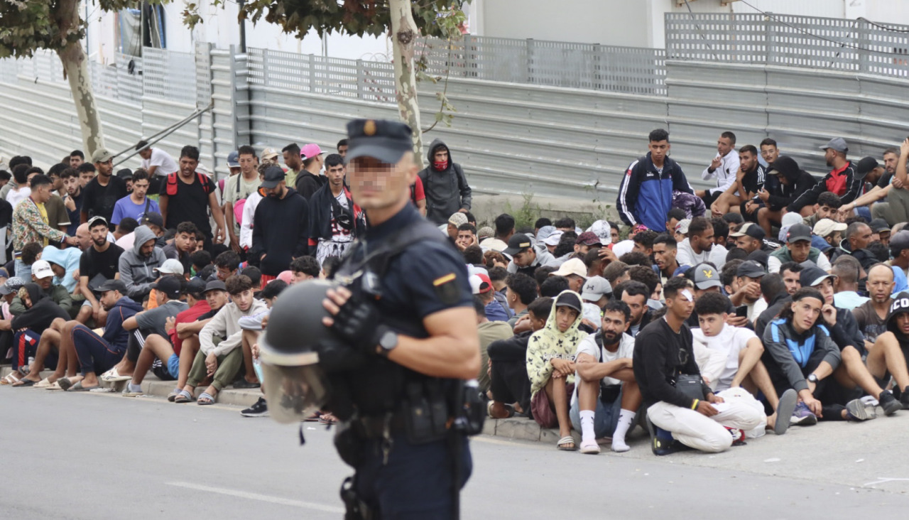 Continúan las aglomeraciones de migrantes en las inmediaciones del embolsamiento de Loma Colmenar para acceder a la zona, en Ceuta
