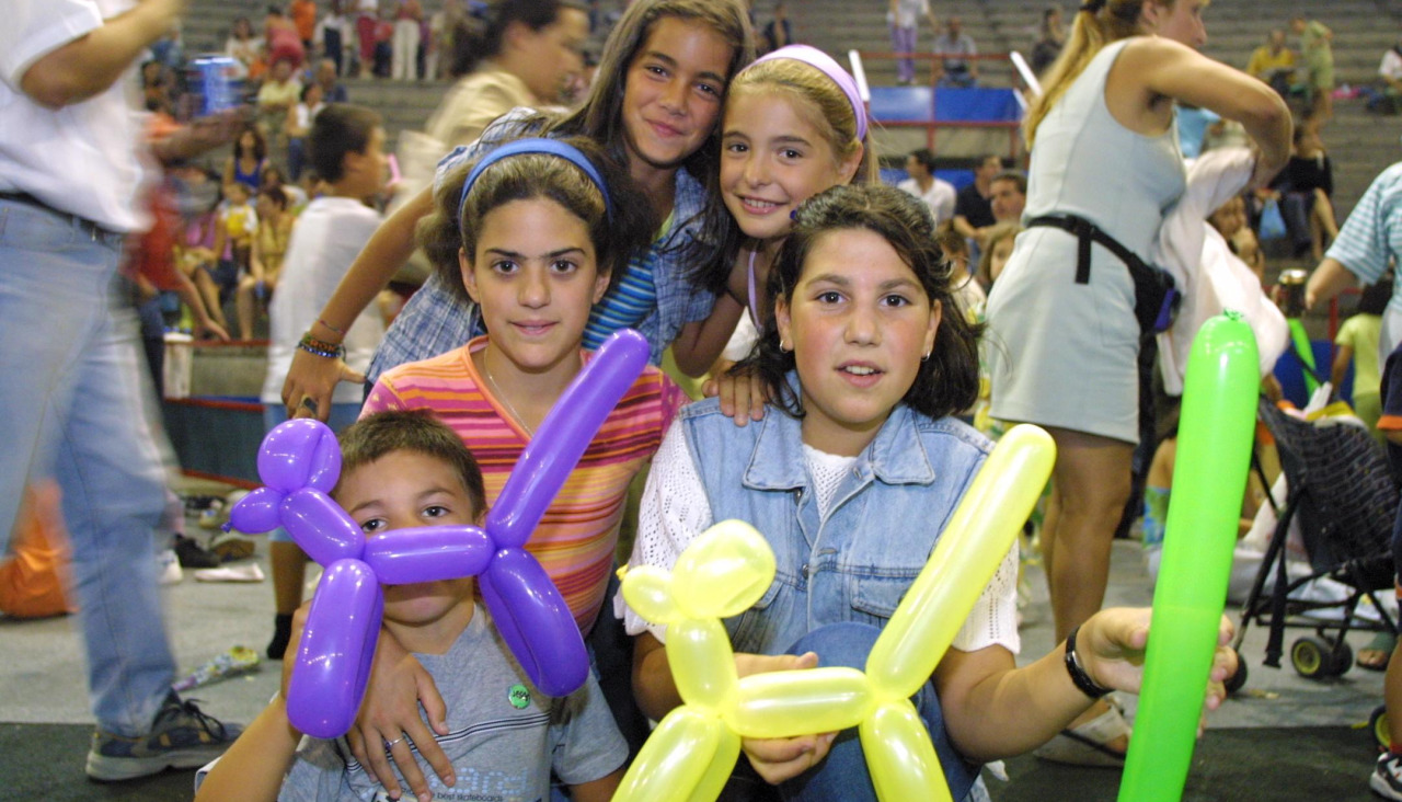 Niños participantes en la fiesta de final del verano en A Coruña en 2001