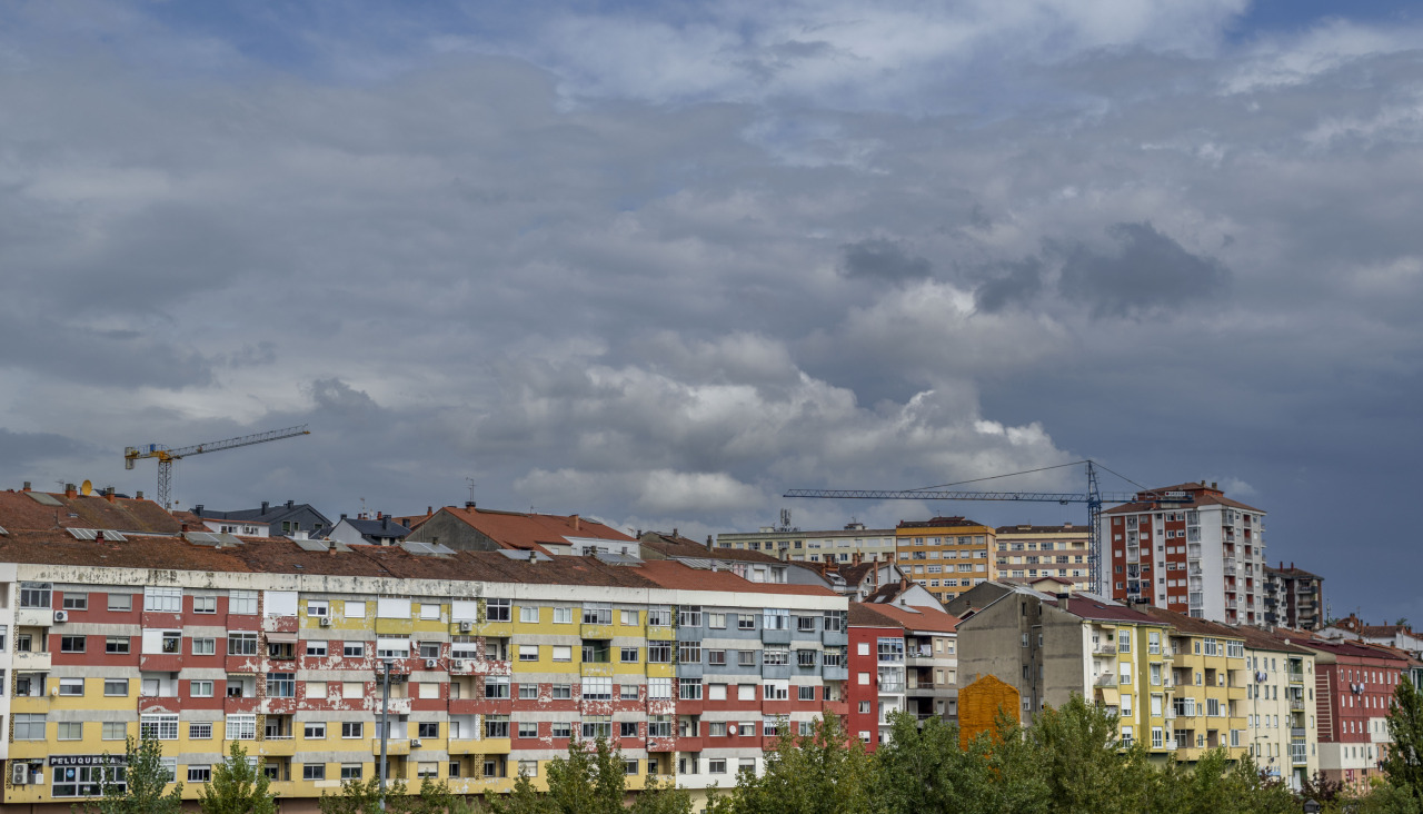 Vista de la ciudad de OurenseOURENSE, 15/10/2024.- Varias viviendas son vistas este martes en Ourense. El Gobierno ha sacado en audiencia pública el Proyecto de Real Decreto que crea la Ventanilla Única Digital para regular los alquileres de temporada, turísticos y de habitación, que se espera que esté listo antes de que finalice el año, y que conlleva un registro previo sin el que no se podrán comercializar.EFE/ Brais Lorenzo