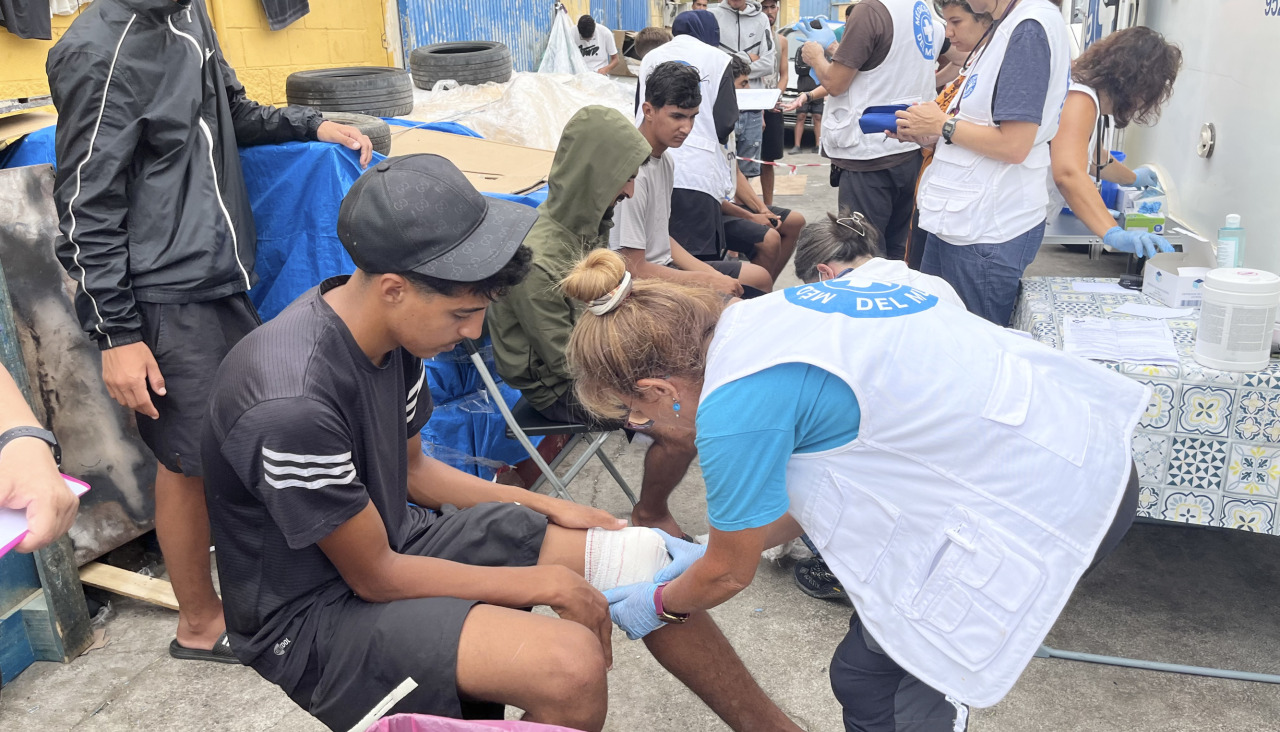 Trabajadores humanitarios atienden a menores migrantes en Ceuta