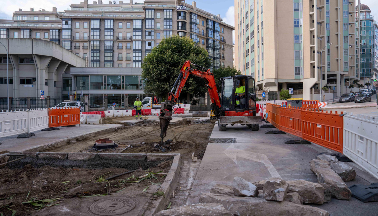 Obras de la nueva rotonda de Curros Enríquez, en Zalaeta