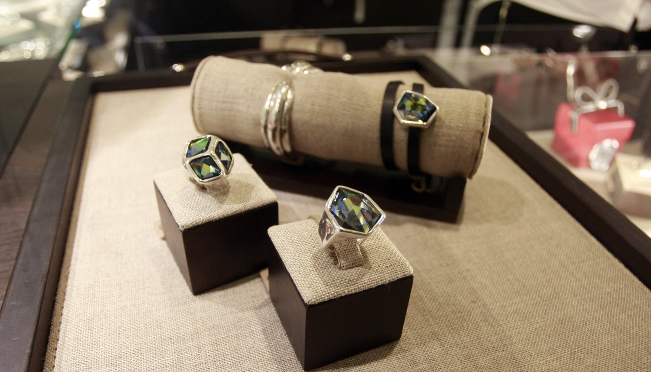 Joyas en un expositor