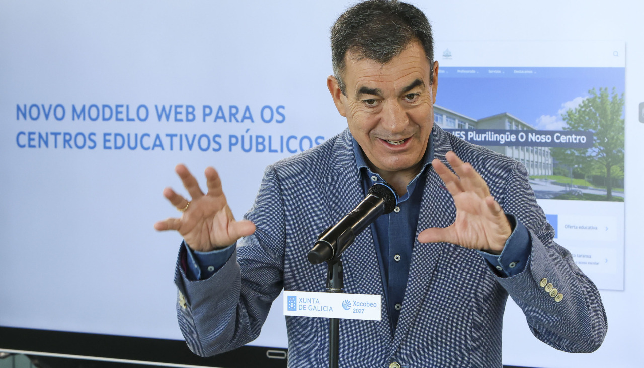 El conselleiro de Educación Román Rodríguez presentó este martes el nuevo modelo de webs para los centros educativos de Galicia