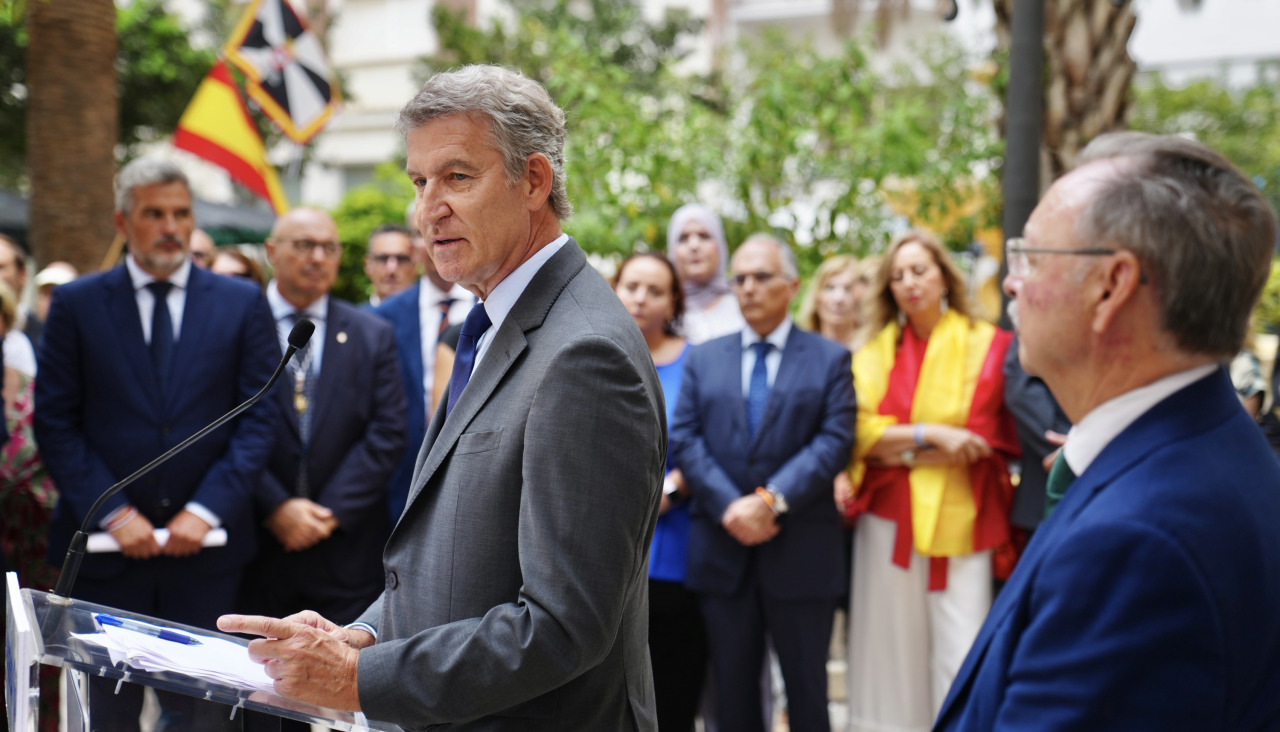 Feijóo (i), hace una declaración en el marco de su asistencia al acto institucional del Día de Ceuta este miércoles