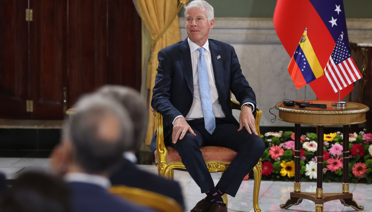 El secretario de Energía de Estados Unidos, Chris Wright, reacciona durante una reunión con la presidenta encargada de Venezuela, Delcy Rodríguez, este miércoles en Caracas (Venezuela). Venezuela firmó acuerdos petroleros con la empresa estadounidense Chevron y la italiana Eni en presencia de Rodríguez y de Wright quien visita Caracas