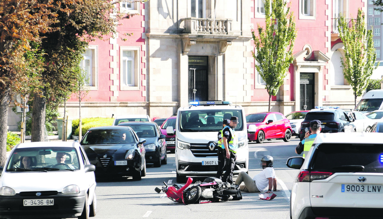 Un choque entre un coche y un motorista, la tarde de este martes, en la avenida del Puerto
