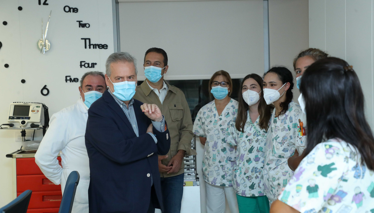 Gómez Caamaño, en primer término, durante su visita de este miércoles a la UCI pediátrica del hospital universitario de Lugo