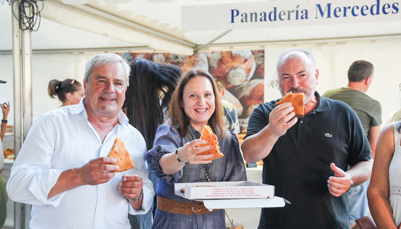 Alcaldes y concejales del área degustan empanada en Carral