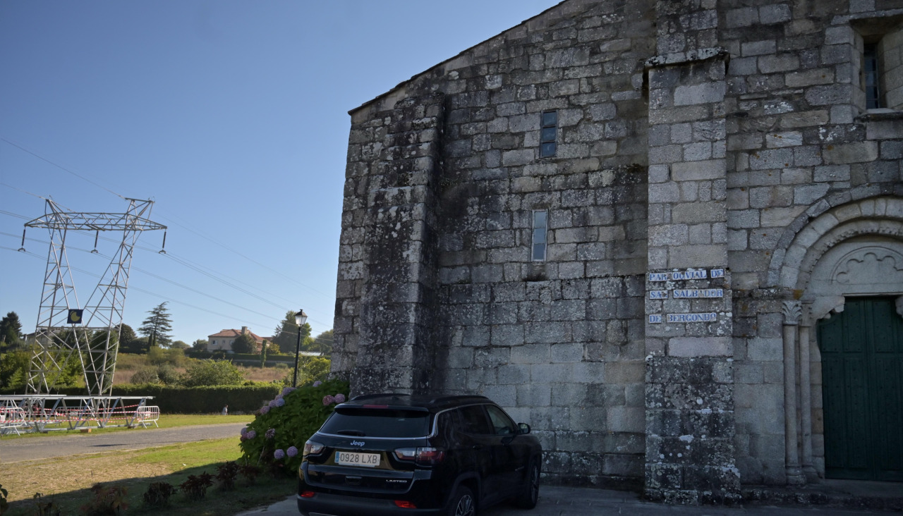 Torre de alta tensión junto al monasterio de Bergondo