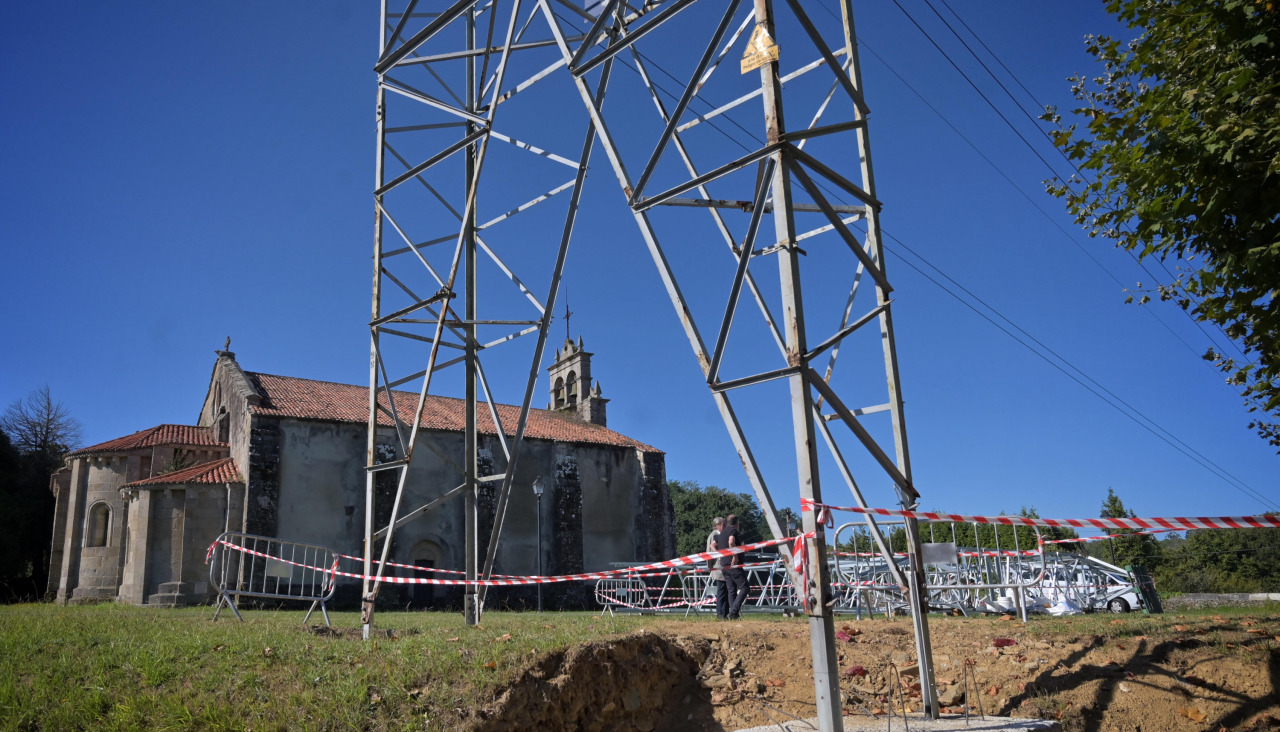 La compañía está realizando una serie de actuaciones en la torre de alta tensión, a solo unos metros del BIC