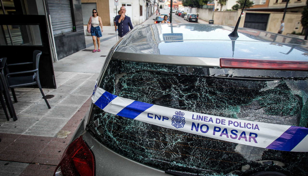 Coche dañado por un hombre intoxicado en Sofía Casanova, Os Mallos