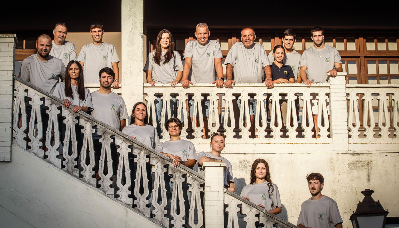 La nueva comisión de fiestas en las escaleras de O SalónComisión de fiestas de Mabegondo