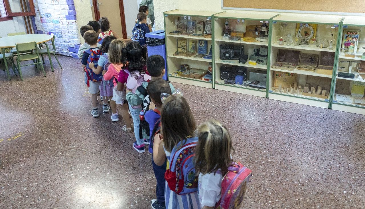 Varios menores hacen fila para entrar en su aula
