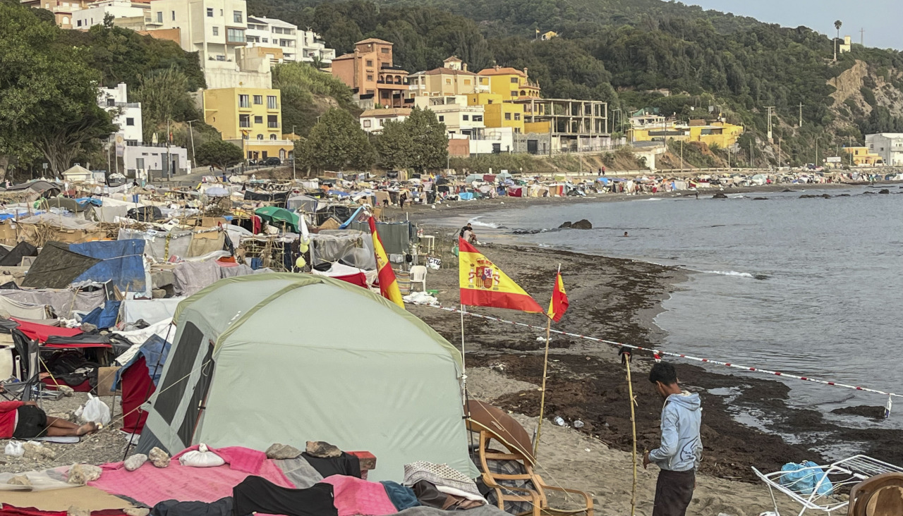 Tiendas de campaña y construcciones improvisadas por los migrantes asentados en la playa del Trampolín